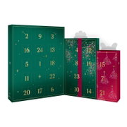 Yankee Candle adventskalender met 24 genummerde vakjes in donkergroene en bordeauxrode geschenkdozen met gouden feestdecoratie, schuin van voren weergegeven.