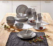 Kombiservice Tokyo 30-tlg. in einer modernen Küche, von oben fotografiert. Das Set besteht aus Tellern, Schalen und Tassen mit schwarzem geometrischem Muster.
