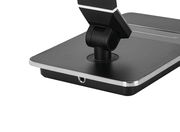 Nahaufnahme der Basis einer modernen schwarzen Schreibtischleuchte mit verstellbarem Arm, seitliche Perspektive.