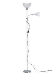 Staande lamp met twee lampenkappen, één naar boven en één naar de zijkant gericht, in zilverkleur. Vooraanzicht.