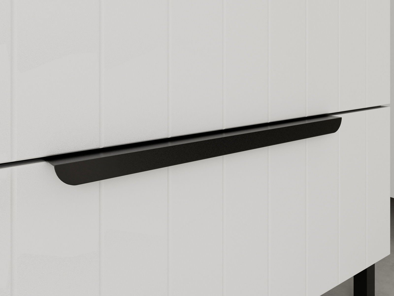 Nahaufnahme eines weißen Waschbeckenunterschranks mit schwarzen Griffen, perspektivisch von vorne aufgenommen.