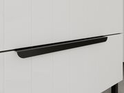 Nahaufnahme eines weißen Waschbeckenunterschranks mit schwarzen Griffen, perspektivisch von vorne aufgenommen.