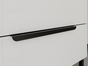 Nahaufnahme eines weißen Waschbeckenunterschranks mit schwarzen Griffen, perspektivisch von vorne aufgenommen.