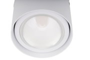 LED-Spotkopf in Nahaufnahme von oben, zeigt die klare Linse und das weiße Gehäuse.