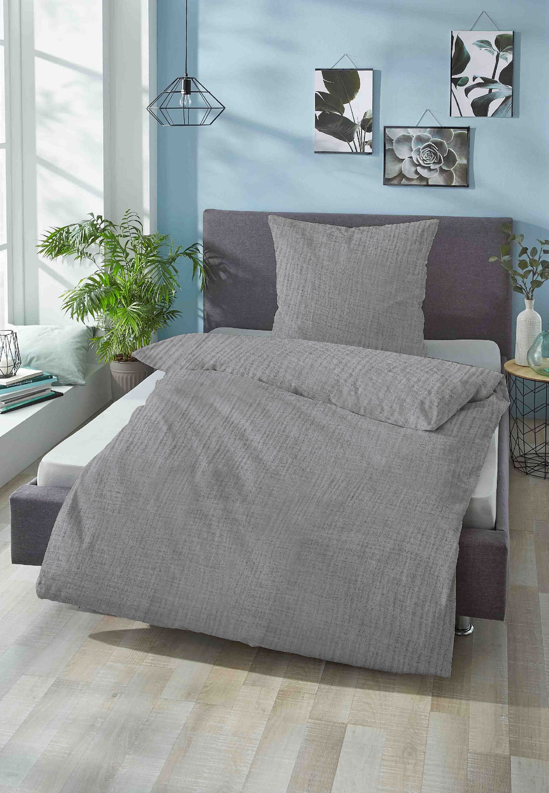 Biberna Bettwäsche MUSSELIN Graue Biberna Bettwäsche aus Musselin auf einem Bett in einem modern eingerichteten Schlafzimmer, seitliche Perspektive.