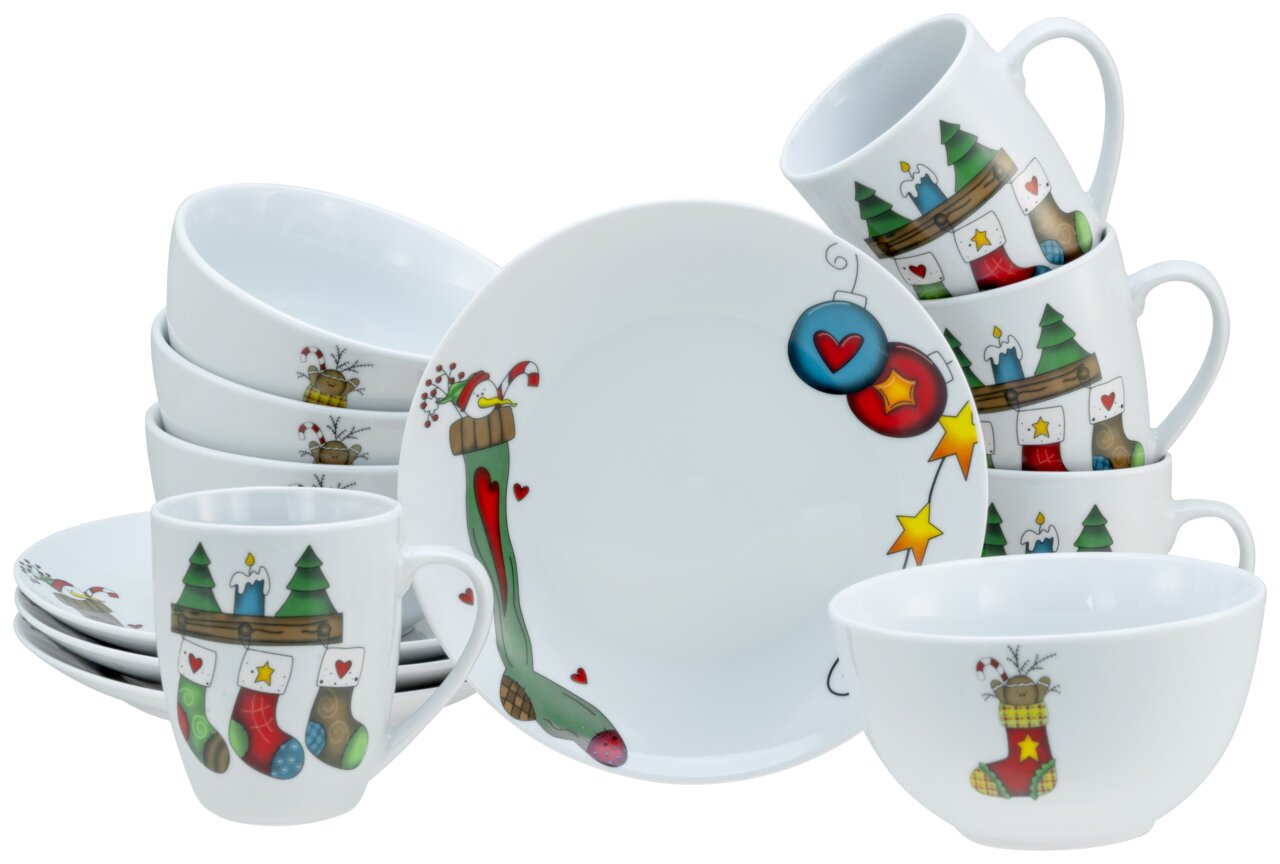 Brunch-Set mit weihnachtlichen Motiven, bestehend aus Tassen, Schalen und Tellern, aus seitlicher Perspektive fotografiert.