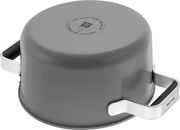 Topf von unten mit Edelstahlgriffen, graue Oberfläche, Markenlogo und Text sichtbar, Perspektive von unten