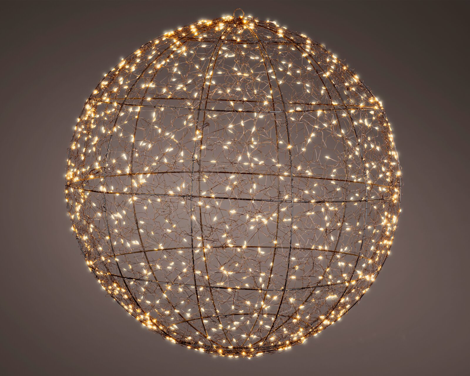 Lumineo LED-Kugel 58cm mit 960 LEDs Kugel aus schwarzem Draht mit warmweißen Micro-LEDs, seitliche Perspektive