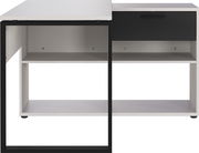 Moderner Winkelschreibtisch in Schwarz und Weiß mit Schublade und Regalfächern, Frontalansicht.