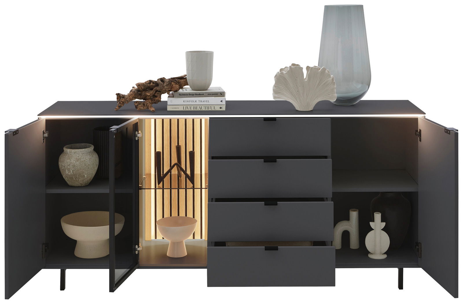 Modernes Sideboard mit geöffneter Frontansicht, dekoriert mit Vasen und Büchern, zeigt Innenbeleuchtung und stilvolle Aufbewahrung.
