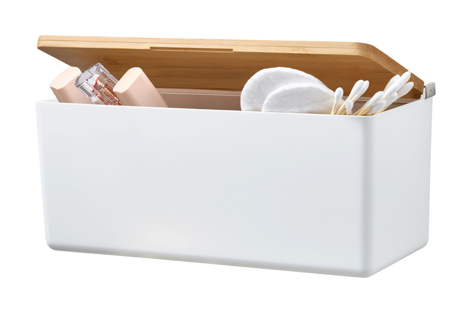 Weiße Aufbewahrungsbox mit offenem Holzdeckel, gefüllt mit Kosmetikartikeln und Wattepads, seitliche Perspektive