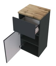 Unterschrank mit Holzoberfläche, geöffneter Schublade und Tür, Perspektive von schräg oben