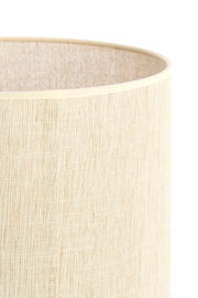 Nahaufnahme eines zylindrischen, beigen Lampenschirms aus strukturiertem Stoff, seitliche Perspektive