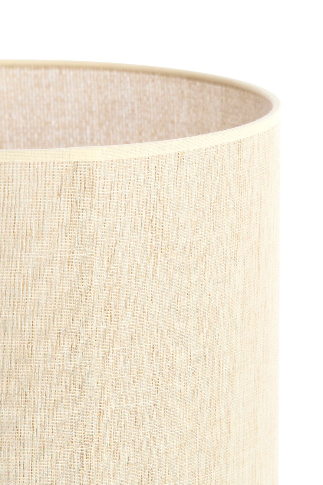 Nahaufnahme eines zylindrischen, beigen Lampenschirms aus strukturiertem Stoff, seitliche Perspektive