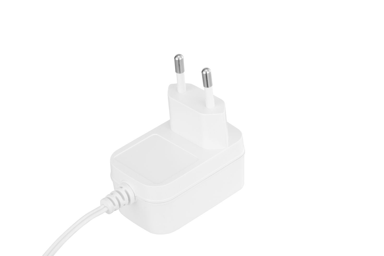 Weißes Netzteil mit Eurostecker, seitliche Perspektive