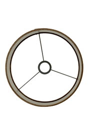Bovenaanzicht van een ronde lampenkap met metalen spanten, cilindervormig, met een bruine rand.