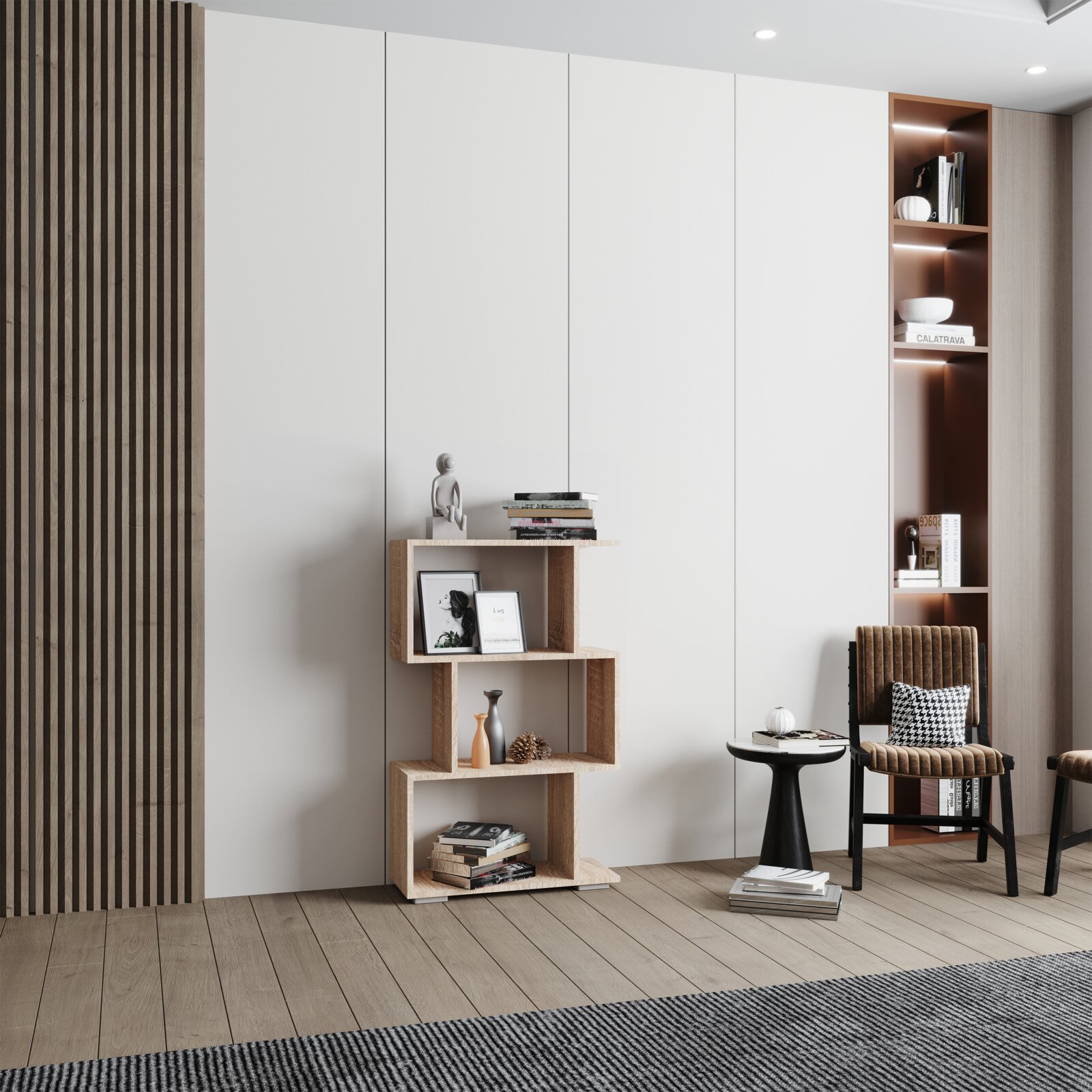 Modernes, asymmetrisches Standregal aus hellem Holz mit versetzten offenen Fächern, dekoriert mit Büchern, Vasen und Bilderrahmen, im Wohnzimmer-Setting; frontale Ansicht in leichter Schrägperspektive von links.
