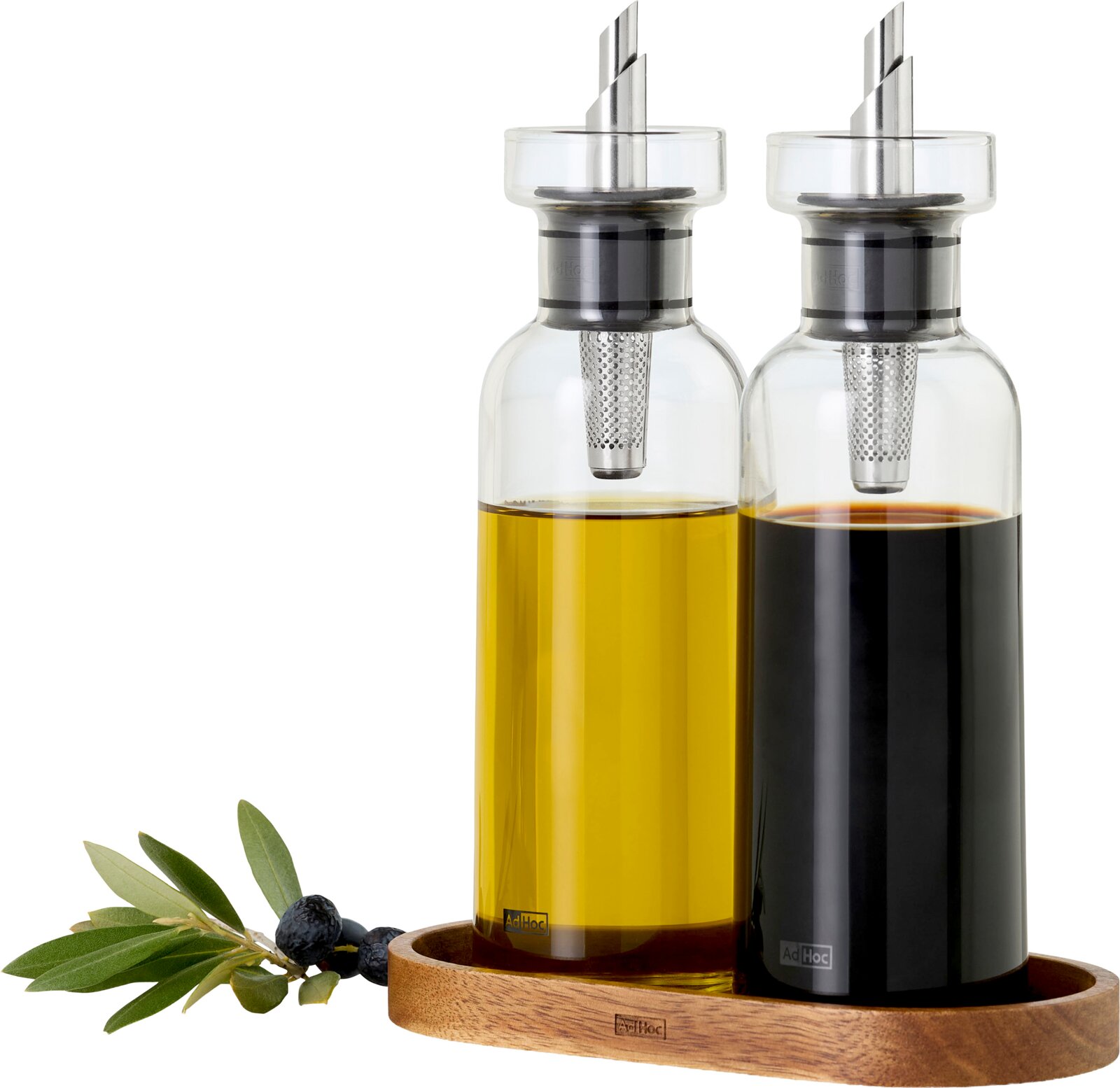 Ad Hoc Öl- und Essigspender-Set AROMAPOUR Zwei elegante Glas-Öl- und Essigspender mit Edelstahl-Ausgießer und integriertem Filtereinsatz auf Holztablett, gefüllt mit Olivenöl und dunklem Balsamico, Produktansicht frontal leicht von oben