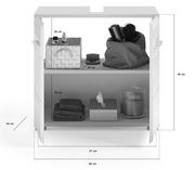 Badezimmerschrank mit zwei offenen Regalfächern, gefüllt mit Körben und Pflegeprodukten, frontal betrachtet.