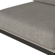 Nahaufnahme eines grauen Gartensessels mit strukturiertem Stoffbezug, seitliche Perspektive.