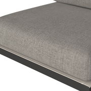 Nahaufnahme eines grauen Gartensessels mit strukturiertem Stoffbezug, seitliche Perspektive.