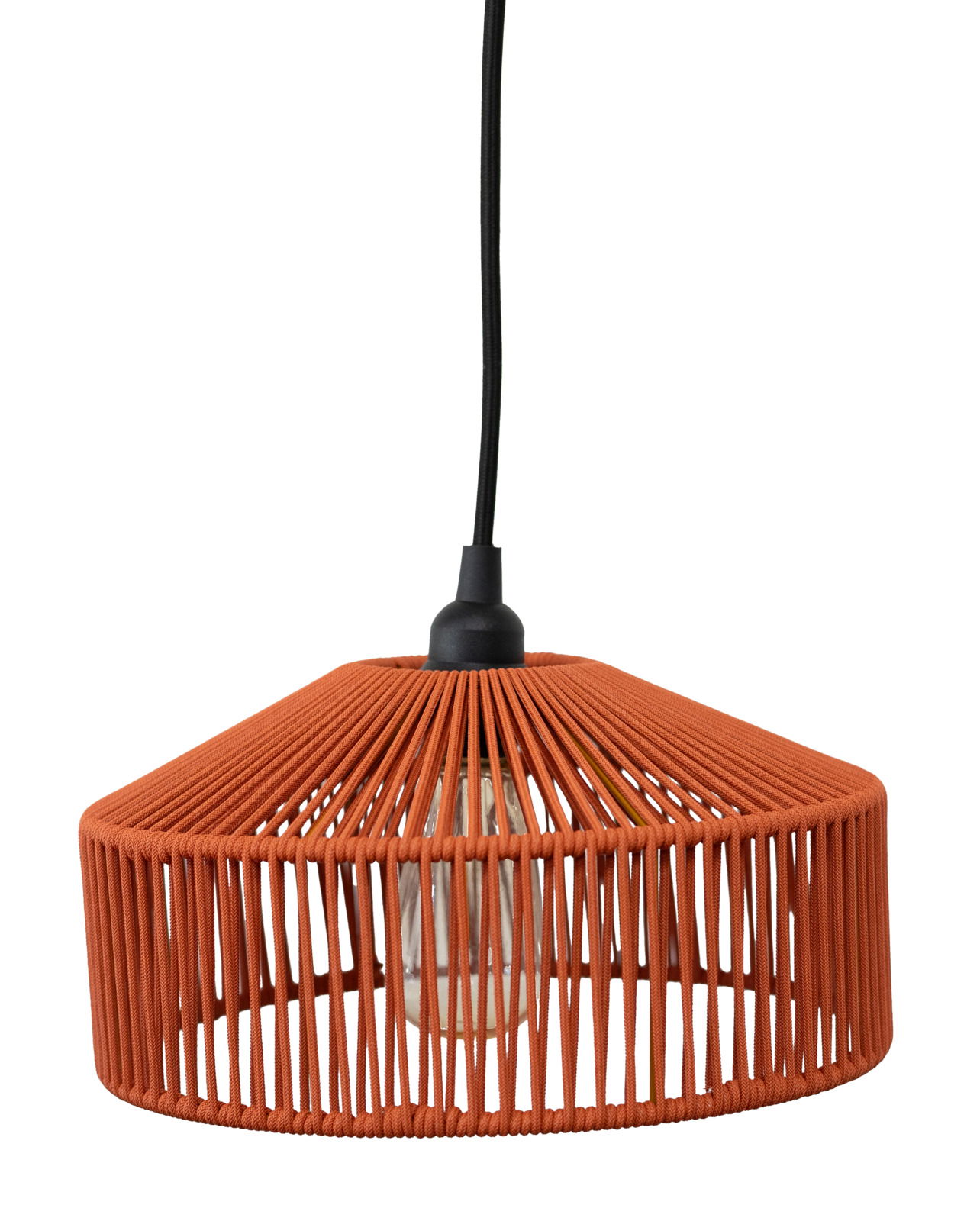 Orangefarbene Outdoor-Hängeleuchte aus geflochtenem Material, frontal abgebildet.