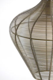 Nahaufnahme einer Hängeleuchte mit einem filigranen, metallischen Drahtdesign in einer geschwungenen Form, seitliche Perspektive.