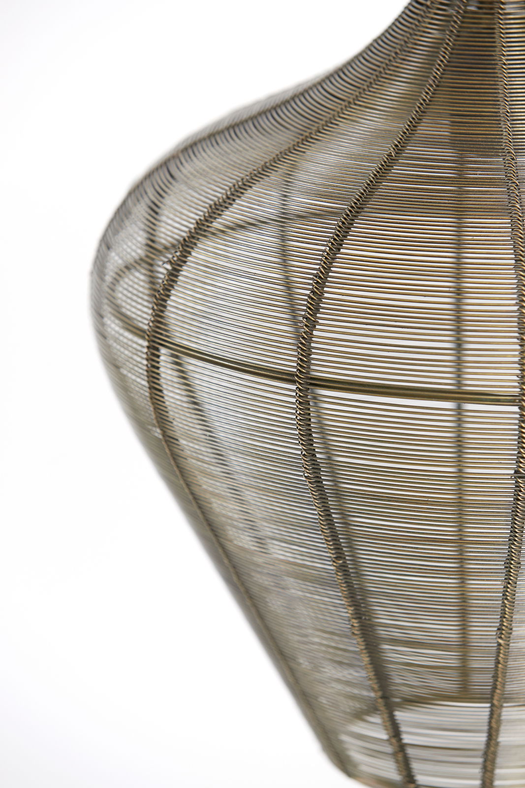 Nahaufnahme einer Hängeleuchte mit einem filigranen, metallischen Drahtdesign in einer geschwungenen Form, seitliche Perspektive.