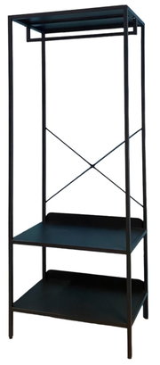 Schwarze Standgarderobe mit zwei Ablageflächen und einem oberen Regal, seitliche Perspektive