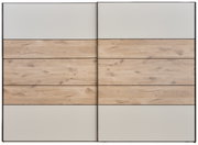 Zweifarbiger Schwebetürenschrank mit Holz- und Cremeelementen, Frontalansicht