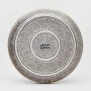 Rückansicht eines Tellers mit grauem, gesprenkeltem Design und dem Logo 'Töchter & Söhne' in der Mitte.