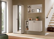 Moderne Flur-Garderobe in Weiß mit vertikaler Rillenfront: hoher Schrank mit Spiegeltür und hängendes Sideboard mit Regalfach, frontal aus leicht schräger Perspektive fotografiert.