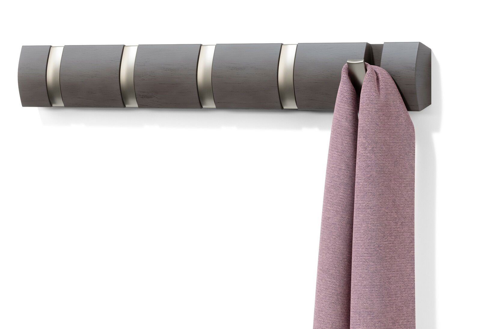 Moderne Wandgarderobe aus Holz mit mehreren Haken, an der ein rosa Tuch hängt. Frontalansicht.