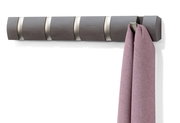 Moderne Wandgarderobe aus Holz mit mehreren Haken, an der ein rosa Tuch hängt. Frontalansicht.