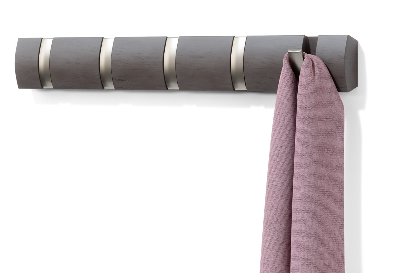 Moderne Wandgarderobe aus Holz mit mehreren Haken, an der ein rosa Tuch hängt. Frontalansicht.