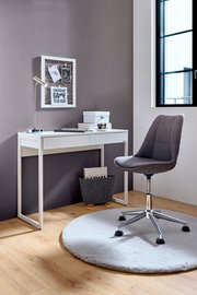 Moderner Schreibtisch in Weiß mit zwei Schubladen, seitliche Perspektive, ergänzt durch einen grauen Bürostuhl auf einem runden Teppich.
