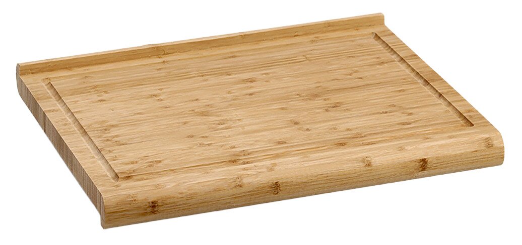 Holz-Tranchierbrett in rechteckiger Form mit Saftrille, aus seitlicher Perspektive fotografiert.