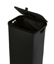 Schwarzer Pfandflaschen Sammelbehälter mit geöffnetem Deckel, seitliche Perspektive