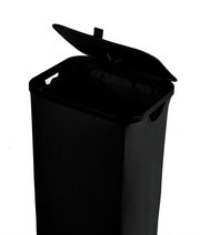 Schwarzer Pfandflaschen Sammelbehälter mit geöffnetem Deckel, seitliche Perspektive