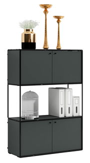 Modernes Highboard in dunklem Design mit zwei Regalfächern und dekorativen Accessoires, frontal betrachtet.