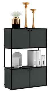 Modernes Highboard in dunklem Design mit zwei Regalfächern und dekorativen Accessoires, frontal betrachtet.