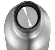 Ansicht von oben auf eine silberne Isoliertrinkflasche mit schwarzem Rand.