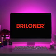 Ein Computerbildschirm mit dem Logo 'BRILONER' in roter Schrift, umgeben von einem pinken LED-Licht, das eine stimmungsvolle Beleuchtung erzeugt. Perspektive: Frontalansicht auf den Bildschirm und die beleuchtete Umgebung.