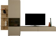 Vooraanzicht van een moderne modulaire tv-wand in beige en licht hout, met hoge kast, glazen vitrinekast, open wandplanken en zwevend lowboard
