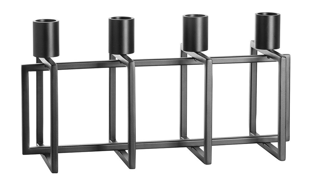 Moderne, zwarte metalen kandelaar met vier armen in een geometrisch ontwerp, gezien vanaf de zijkant.
