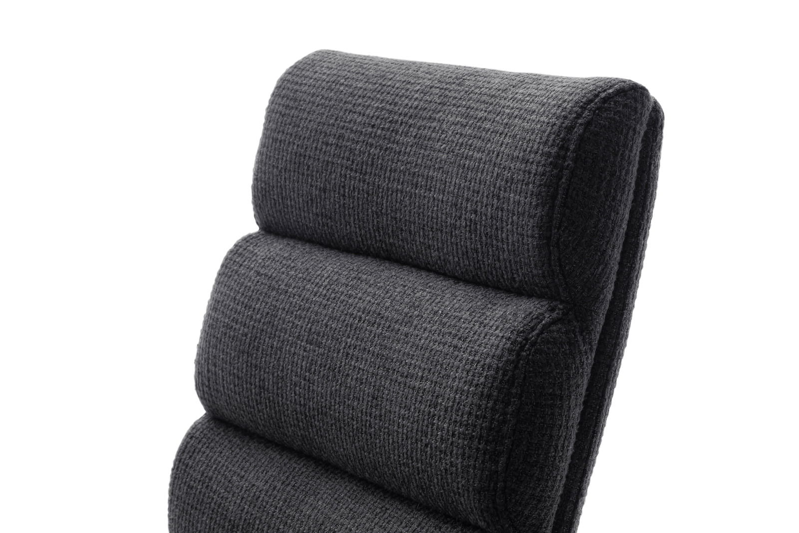 Nahaufnahme der Rückenlehne eines Barstuhls mit dunkelgrauem, strukturiertem Stoffbezug, seitliche Perspektive.