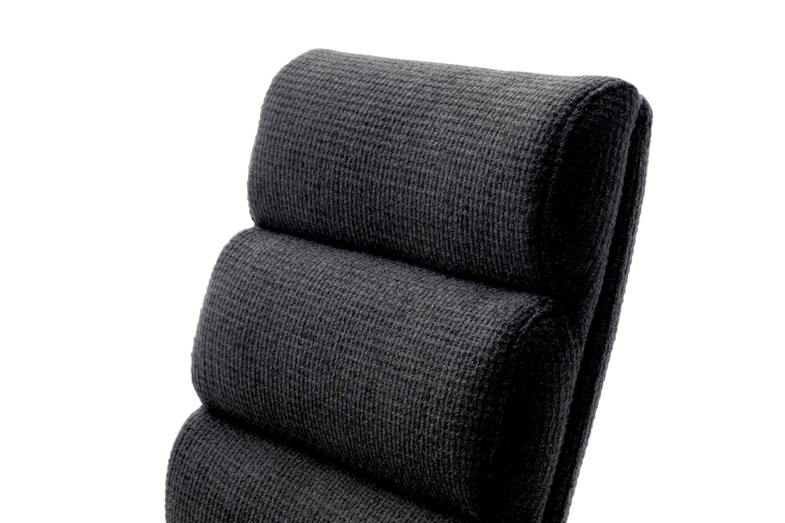 Nahaufnahme der Rückenlehne eines Barstuhls mit dunkelgrauem, strukturiertem Stoffbezug, seitliche Perspektive.