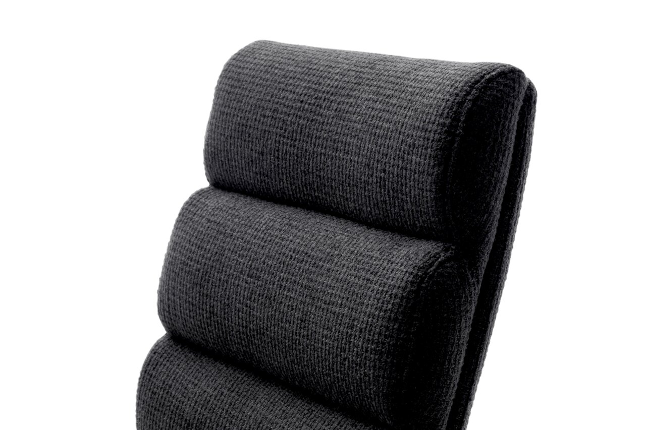 Close-up van de rugleuning van een barkruk met een donkergrijze, gestructureerde stoffen bekleding, gezien vanaf de zijkant.