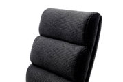 Close-up van de rugleuning van een barkruk met een donkergrijze, gestructureerde stoffen bekleding, gezien vanaf de zijkant.