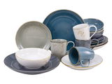Kombiservice Nature Nordic 16-teilig, bestehend aus Tellern, Schalen und Tassen in verschiedenen Blau- und Grautönen mit gesprenkeltem Design, aus einer leicht seitlichen Perspektive fotografiert.